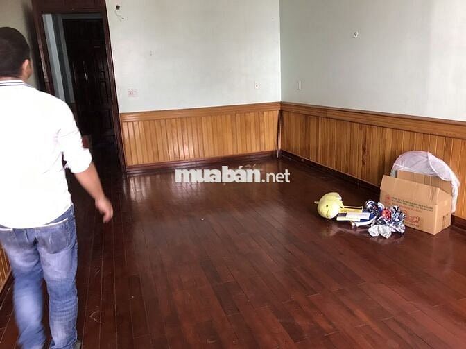 Phòng trọ 30m2 sàn gỗ, có ban công rộng riêng