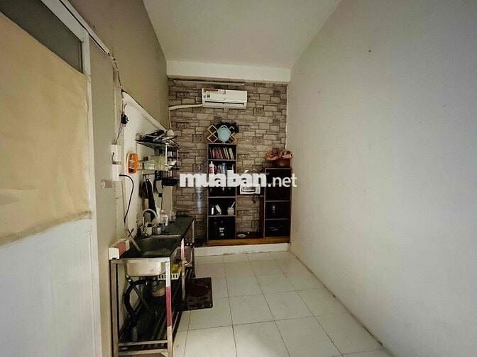 thuê nhà tầng 1 Mặt tiền Nguyễn Hồng Đào 2pn 2wc, giá 4tr