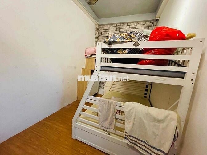 thuê nhà tầng 1 Mặt tiền Nguyễn Hồng Đào 2pn 2wc, giá 4tr