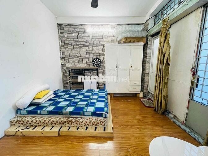 thuê nhà tầng 1 Mặt tiền Nguyễn Hồng Đào 2pn 2wc, giá 4tr