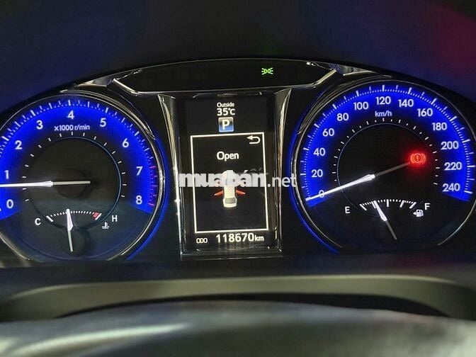 Camry 2.0E 2017 cao cấp -xe tại hãng(GIÁ CÒN GIẢM)