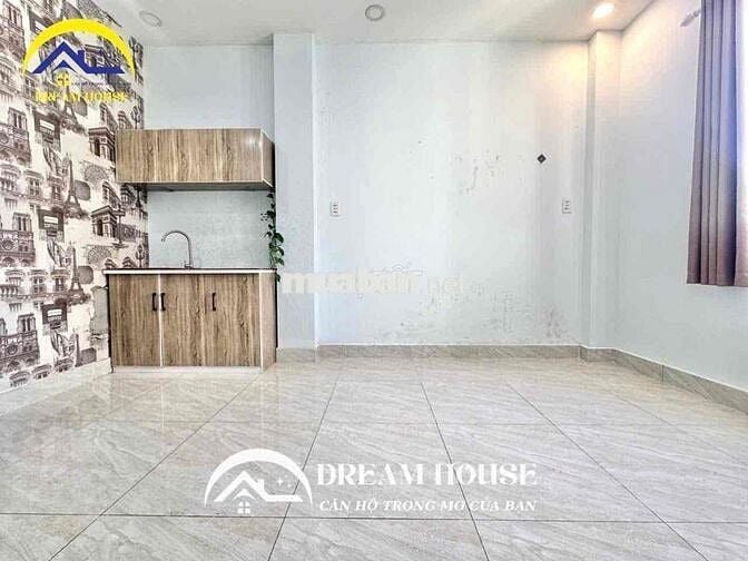 Phòng cửa sổ trời giá siêu mềm kế Văn Hiến