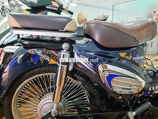 Honda Super Cub 50 Xanh trắng