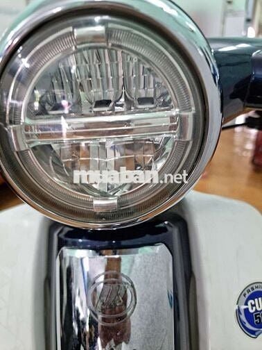 Honda Super Cub 50 Xanh trắng