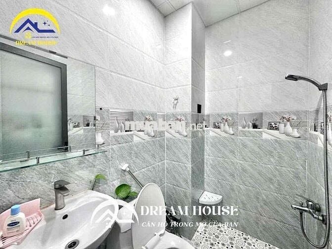 Phòng cửa sổ trời giá siêu mềm kế Văn Hiến