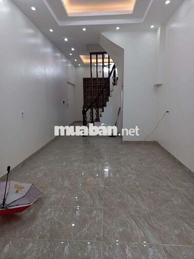Nhà thuê ngõ 125 phố Trung Kính, Dt 45m2 x 4 tầng mặt tiền 4m, ngõ 8m