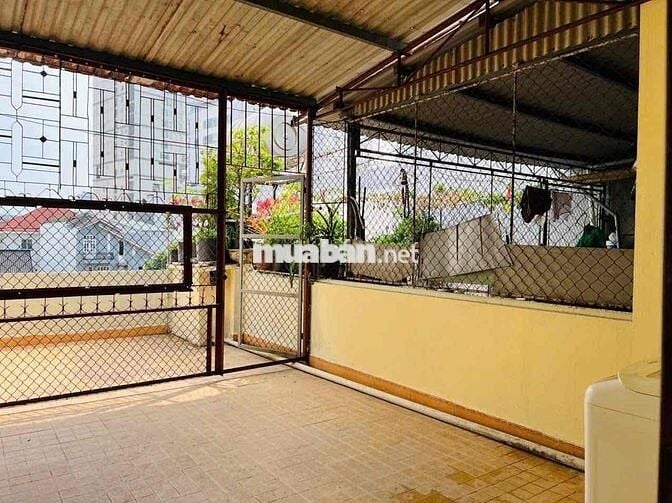 Nhà sạch sẽ gần chợ trường học đường Chính hữu