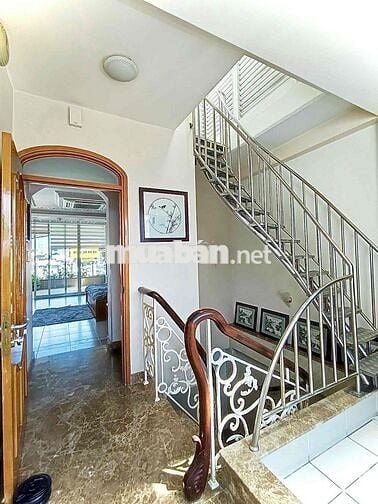 CHO THUÊ TOÀ NHÀ HẺM VEW KÍNH ĐƯỜNG CALMETTE QUẬN 1