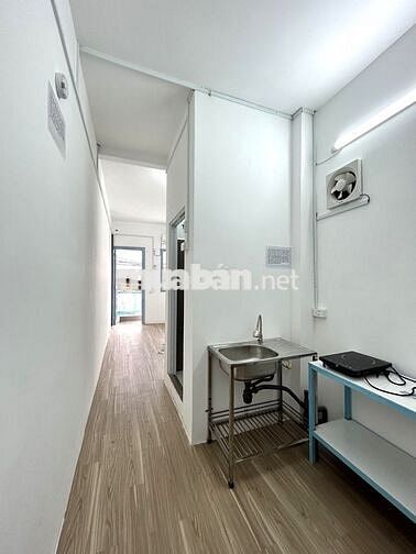 Cho NỮ thuê phòng ban công 25m2, Q3, nhà mặt tiền