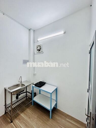 Cho NỮ thuê phòng ban công 25m2, Q3, nhà mặt tiền