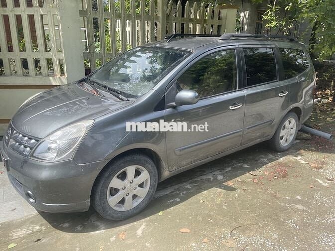 Xe gia đình đang đi