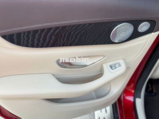 Mercedes GLC300 2018 model 2019 màu đỏ