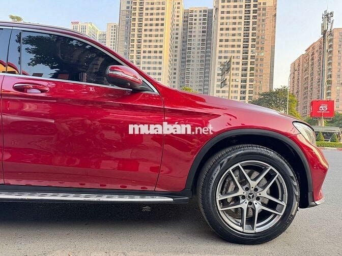 Mercedes GLC300 2018 model 2019 màu đỏ