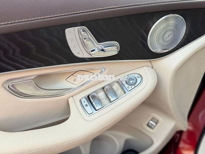 Mercedes GLC300 2018 model 2019 màu đỏ