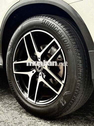 Mercedes GLC300 2018 model 2019 màu trắng