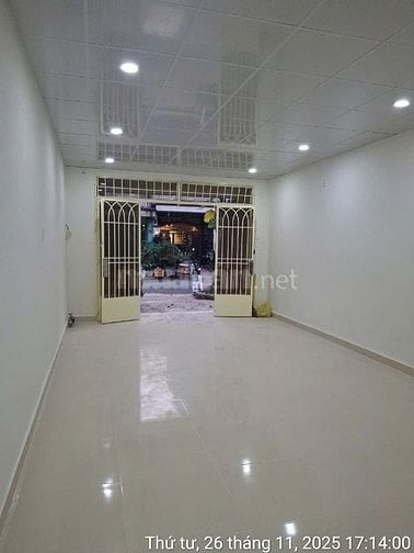 Nhà đẹp ở ngay, sát trường tiểu học Phước Bình- xe hơi đỗ cửa. kd được