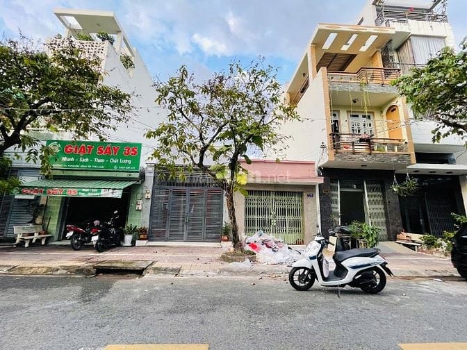 Nhà đẹp ở ngay, sát trường tiểu học Phước Bình- xe hơi đỗ cửa. kd được