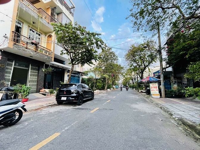 Nhà đẹp ở ngay, sát trường tiểu học Phước Bình- xe hơi đỗ cửa. kd được