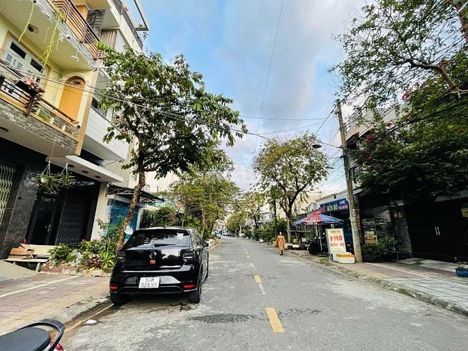 Nhà đẹp ở ngay, sát trường tiểu học Phước Bình- xe hơi đỗ cửa. kd được