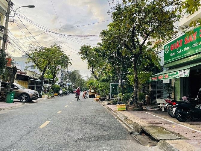 Nhà đẹp ở ngay, sát trường tiểu học Phước Bình- xe hơi đỗ cửa. kd được