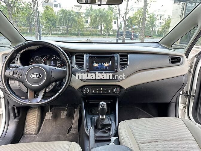 Kia Rondo 2020 máy xăng, số sàn màu trắng