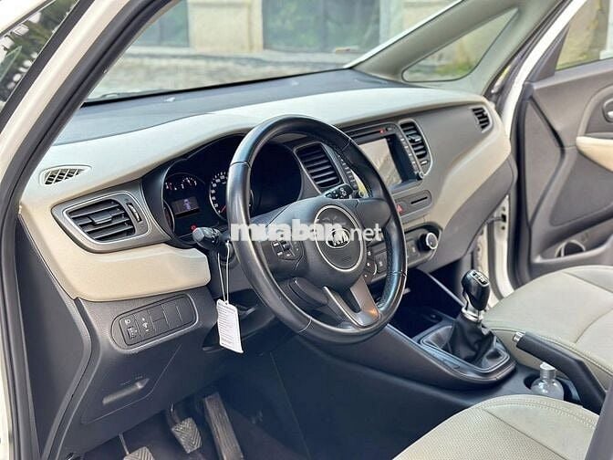 Kia Rondo 2020 máy xăng, số sàn màu trắng