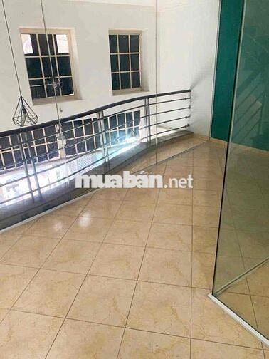 Nhà hẻm số 400 đường Cmt8, 5x12m, 1 trệt 1 lửng 2 lầu 1 sân thượng.