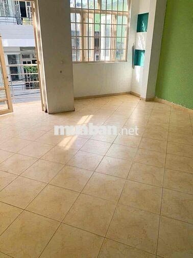 Nhà hẻm số 400 đường Cmt8, 5x12m, 1 trệt 1 lửng 2 lầu 1 sân thượng.