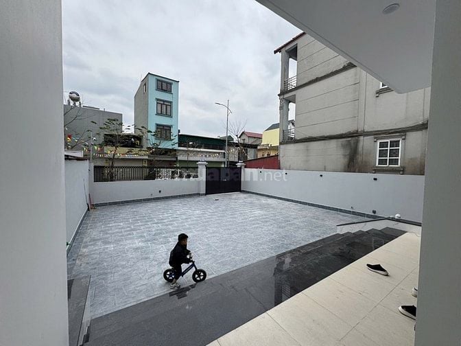 Cho thuê nhà có sân rộng mặt đường Kiên thành