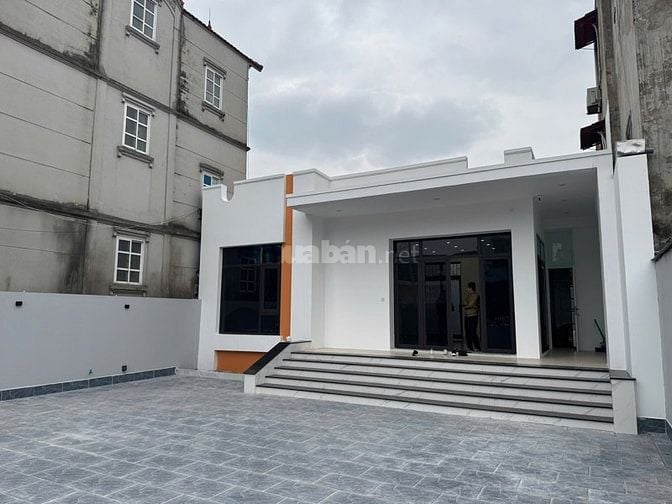 Cho thuê nhà có sân rộng mặt đường Kiên thành