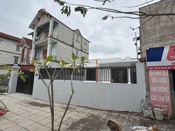 Cho thuê nhà có sân rộng mặt đường Kiên thành