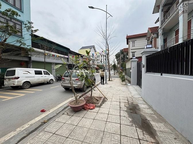 Cho thuê nhà có sân rộng mặt đường Kiên thành