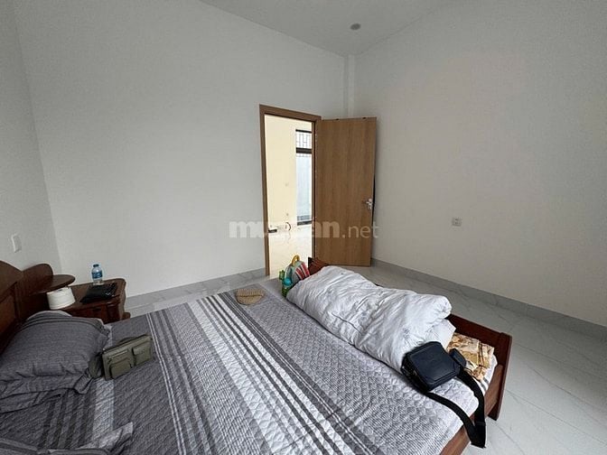 Cho thuê nhà có sân rộng mặt đường Kiên thành