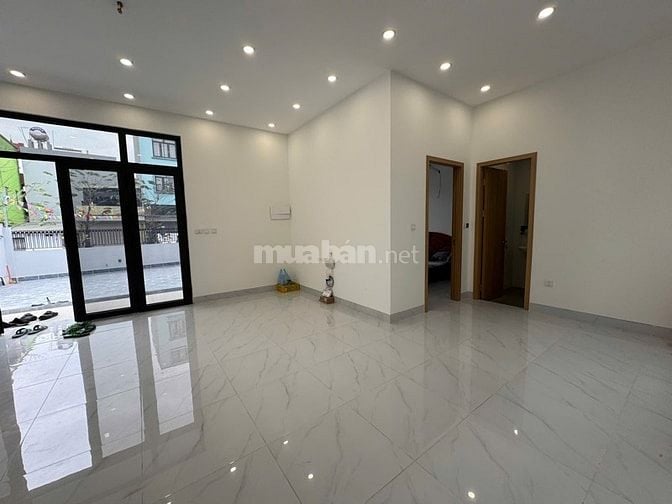 Cho thuê nhà có sân rộng mặt đường Kiên thành