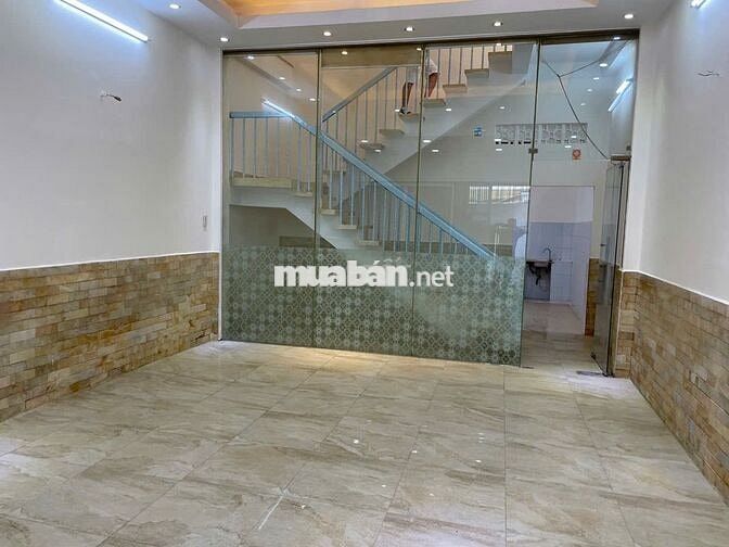 Chỉ 8.5 tỷ Đường Nguyễn Văn Cừ, Quận 1, 5x13m, 2 tầng, CN: 62m2