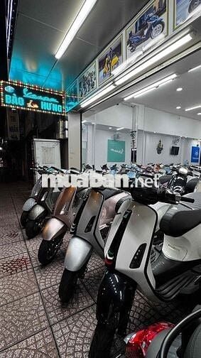 Vespa Sprint hồng Porsche