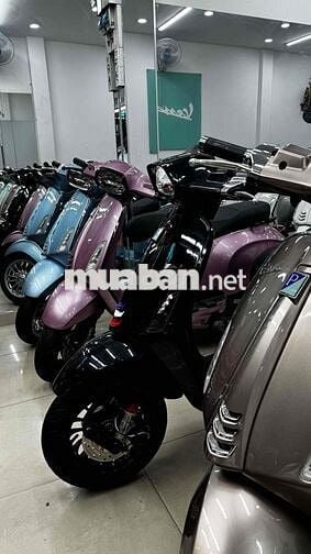 Vespa Sprint hồng Porsche