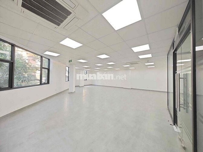 Cho thuê văn phòng tại Trần Duy Hưng 130m2 giá 28t mặt tiền 10m