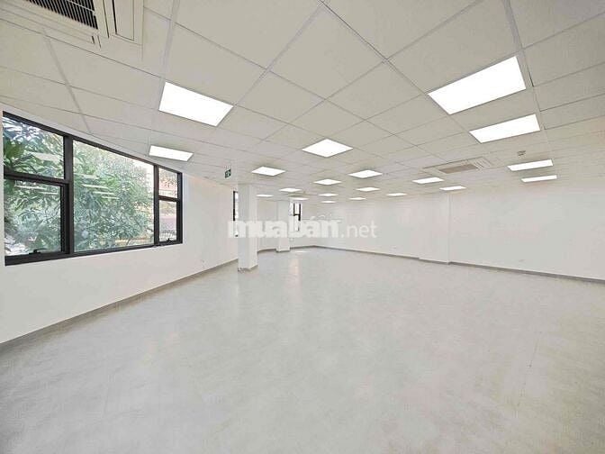 Cho thuê văn phòng tại Trần Duy Hưng 130m2 giá 28t mặt tiền 10m