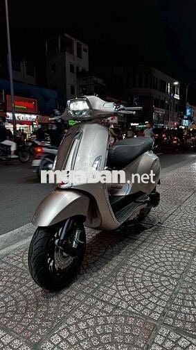 Vespa Sprint hồng Porsche