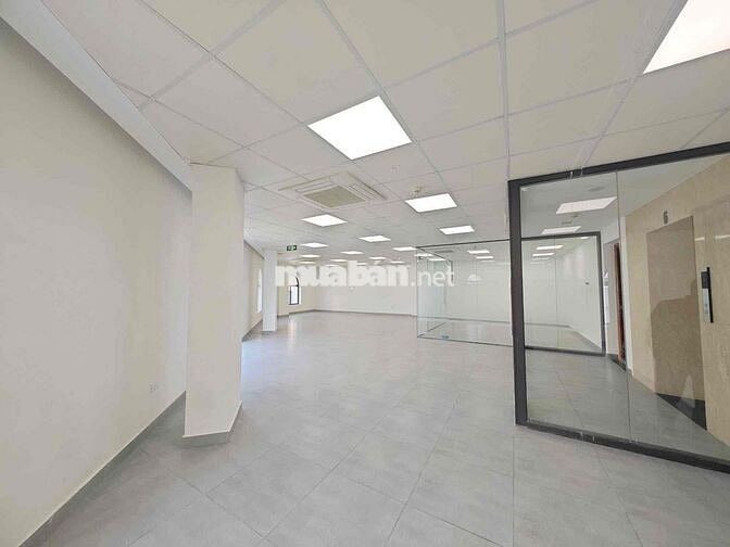 Cho thuê văn phòng tại Trần Duy Hưng 130m2 giá 28t mặt tiền 10m