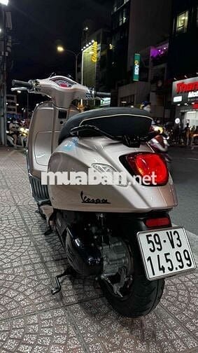 Vespa Sprint hồng Porsche