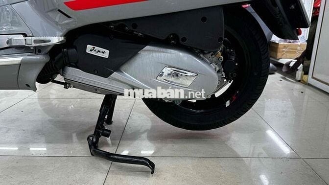 Vespa Gts xám si măng 2022 ngay chủ xe siêu đẹp