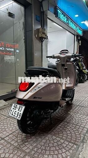 Vespa Sprint hồng Porsche