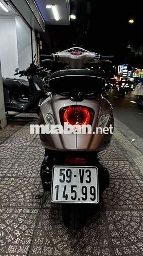 Vespa Sprint hồng Porsche