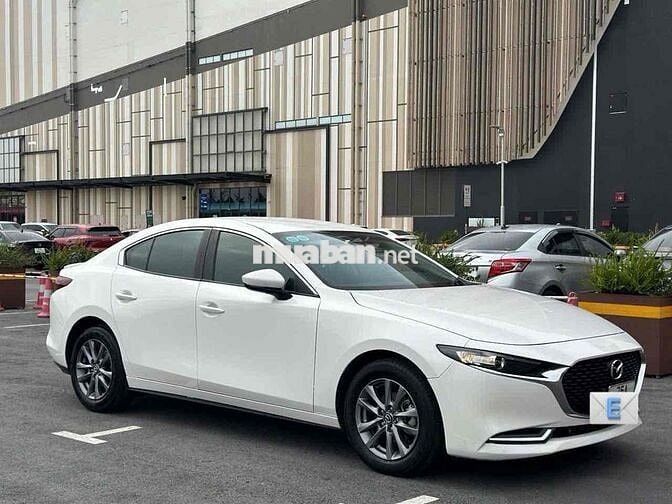 Mazda 3 2023 1.5L Luxury - 44k kilomet