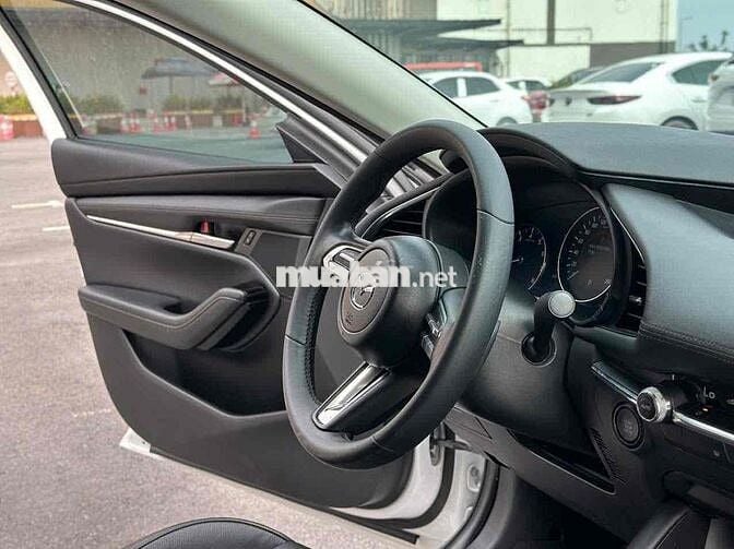 Mazda 3 2023 1.5L Luxury - 44k kilomet