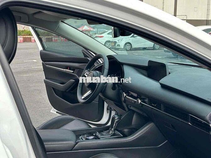 Mazda 3 2023 1.5L Luxury - 44k kilomet