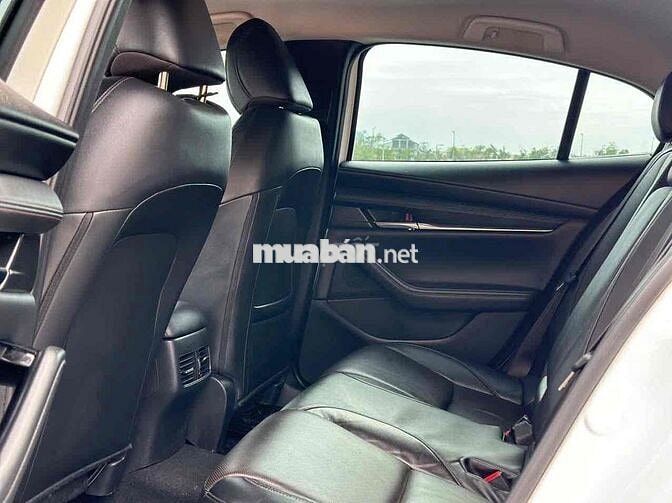 Mazda 3 2023 1.5L Luxury - 44k kilomet