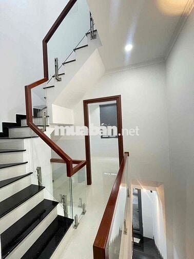 Nhà 2 lầu mới trục chính hẻm Trần Hưng Đạo